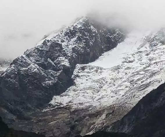 केदारनाथ धाम में हुई सीजन की पहली बर्फबारी, तस्वीरों में देखें अद्भुत नजारें