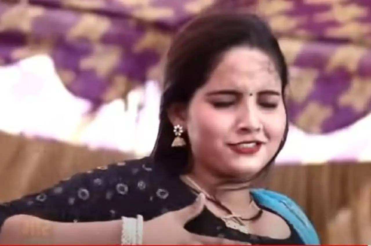 Haryanvi Dance Video:&nbsp;वाकई में सपना से बिल्कुल हटके डांस कर रहीं सुनीता! देखिए कैसे जीभ निकालकर लगाए ठुमके