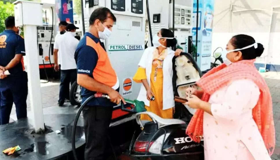 Petrol-Diesel Price: कच्चे तेल की कीमतों में गिरावट जारी, क्या बदल गए देश में पेट्रोल-डीजल के दाम?
