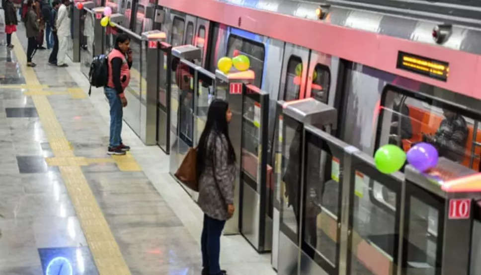प्रेमी ने पूछा Girlfriend से मिलना है, मेट्रो चालू है? दिल्ली मेट्रो ने दिया मजेदार जवाब, हो गया वायरल
