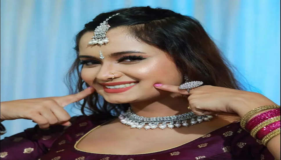 Bhojpuri Video: नीलम गिरी ने दिखाई अपनी कातिलाना अदाएं, सूट पहन मटकाती वीडियो हुई वायरल