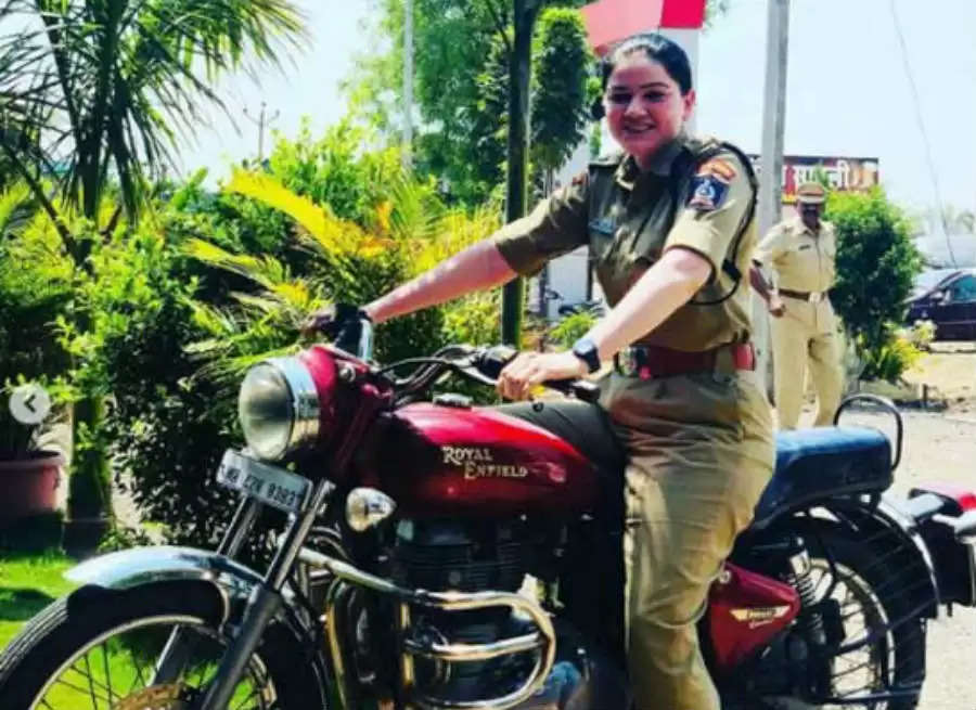 Ankita Sharma IPS Biography: दबंग लेडी IPS अफसर नक्सल इलाके में उठाए रखती हैं AK-47, छूट रहे विरोधियों के पसीने