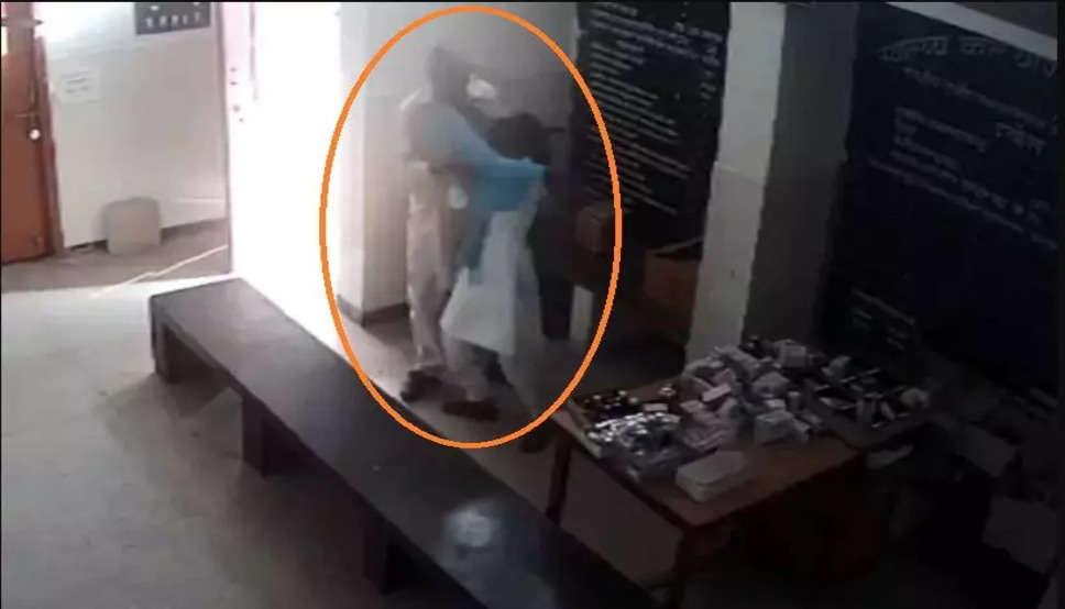 अस्पताल में दवाई लेने आई लड़की के साथ छेड़छाड़, CCTV में साफ दिखा लड़की को दबोचता एंबुलेंस चालक