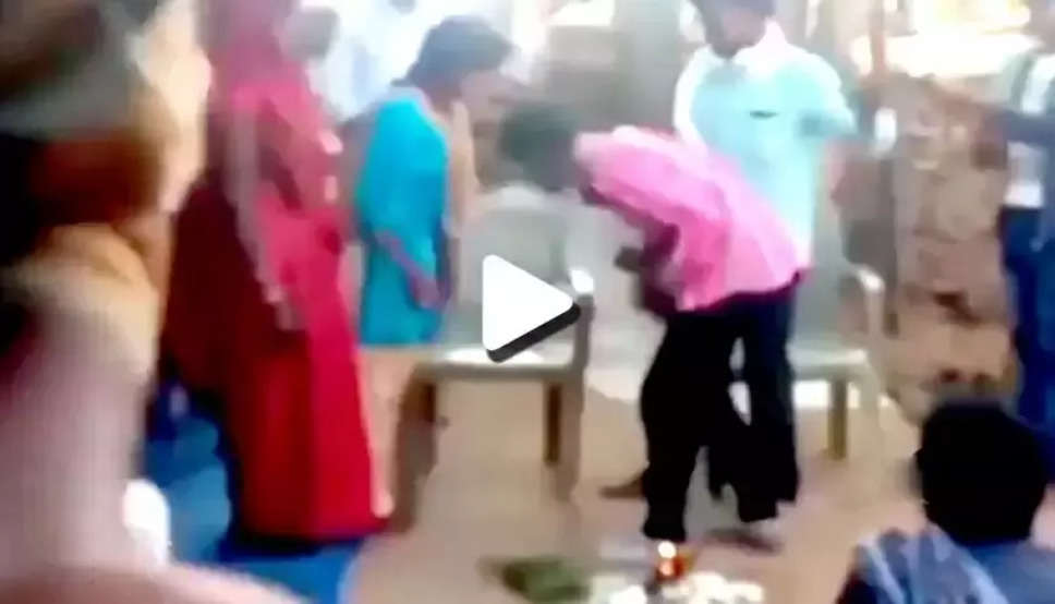 Viral Video: सगाई की अंगूठी पहना लड़की ने छुए लड़के के पैर, खुश होकर लड़के ने कर दी ऐसी हरकत, पिता ने जड़ दिया थप्पड़