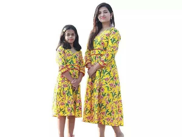 Mother Daughter Matching Dresses: मां-बेटी के प्यारे रिश्ते को और भी खास बना देंगी ये 20 मैचिंग ड्रेसेज़
