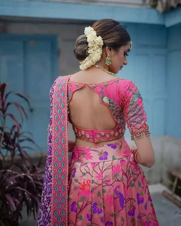 अगर आप भी साड़ी में दिखना चाहती हैं सबसे ज्यादा खूबसूरत, तो बैक ब्लाउज को  जरूर करें ट्राई | If you also want to look most beautiful in saree, then  definitely try