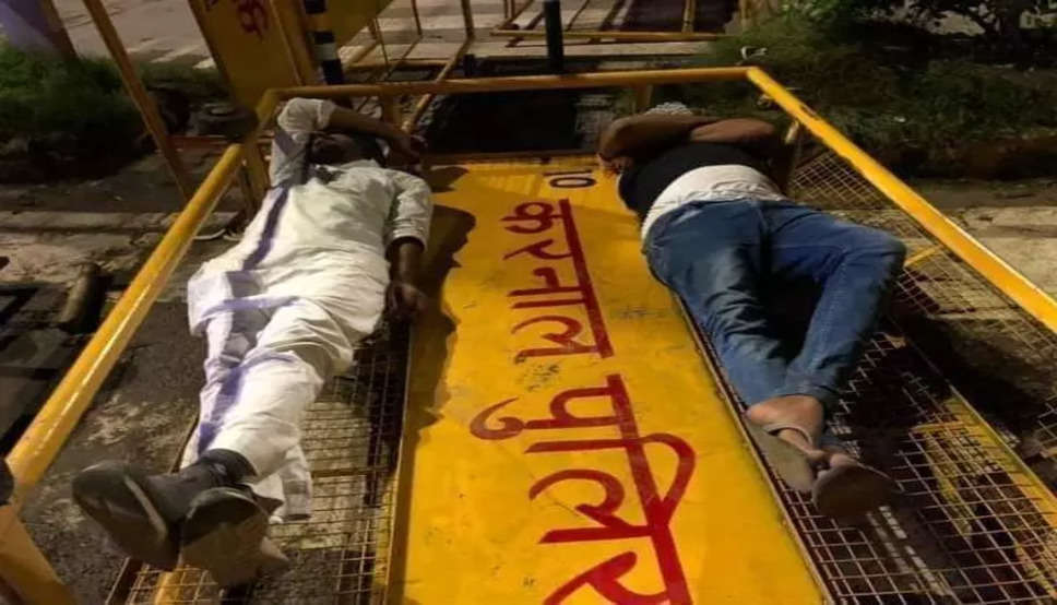 करनाल में किसानों की कैसे गुजरी रात, कोई बैरिकेट तो कोई सो गया फुटपाथ पर, देखिये तस्वीरें