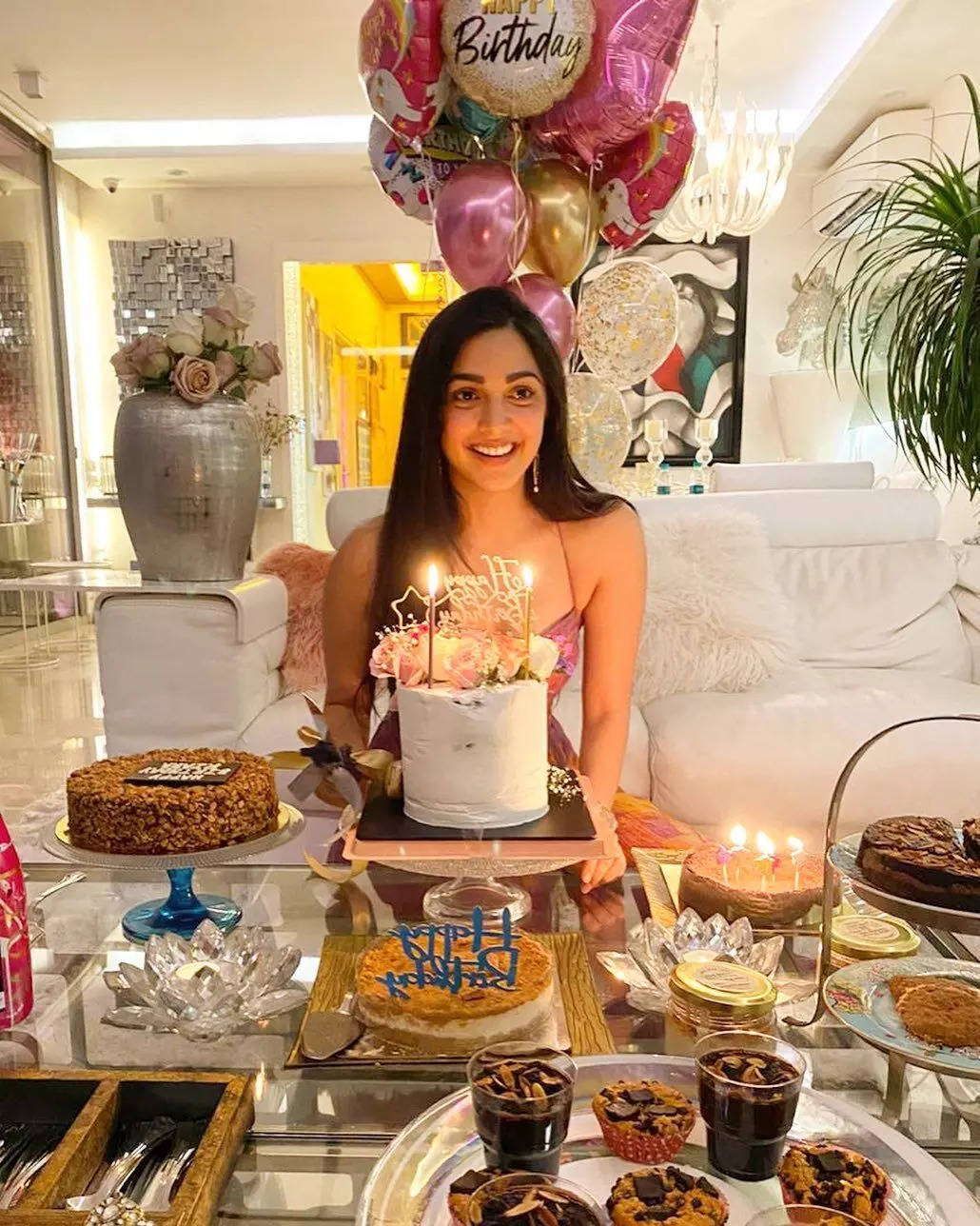 Kiara Advani House: अपने करोड़ों के घर को खूबसूरती से सजाया कियारा ने, देखें ऑल-व्हाइट थीम वाला लिविंग रूम और बहुत कुछ