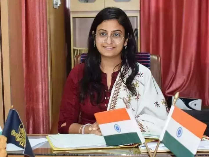 IAS Ritika Jindal Success Story: पिता थे कैंसर से ग्रस्त, फिर भी 22 साल की  रितिका ने नहीं तोड़ी हिम्मत, IAS अफसर बन किया परिवार का नाम रोशन | IAS  Ritika Jindal