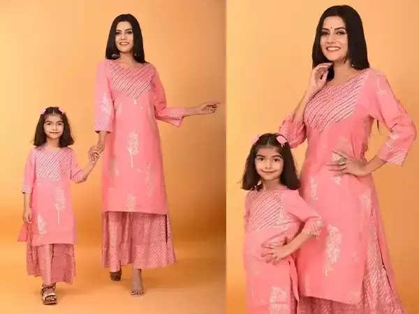 Mother Daughter Matching Dresses: मां-बेटी के प्यारे रिश्ते को और भी खास बना देंगी ये 20 मैचिंग ड्रेसेज़