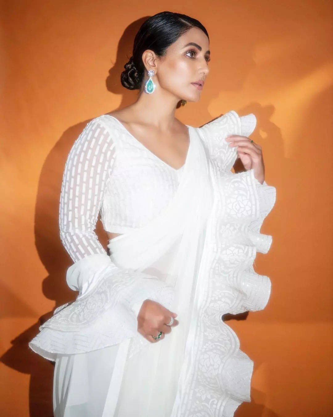 व्हाइट ड्रेस में अप्सरा सी खूबसूरत लग रही हिना खान, फैंस एक टक बस देखें जा रहे तस्वीर....
