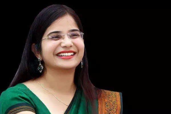 IAS Officer Swati Meena: इस अफसर के नाम का माफिया को भी है खौफ, 22 साल की दबंग IAS स्वाति मीना की कहानी सुन उड़ जायेगे होश