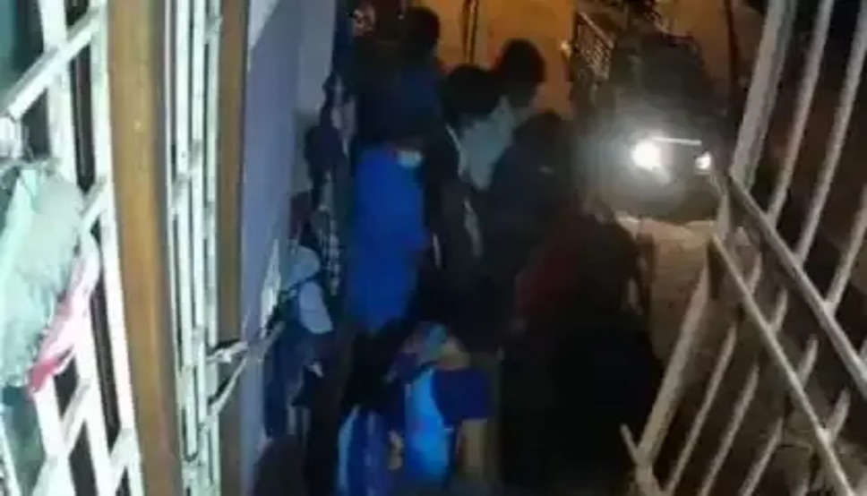 तमिलनाडु में सनसनीखेज घटना सामने आई जहां देर रात एक महिला के घर मे घुसकर 15 लोगों में उसका अपहरण किया