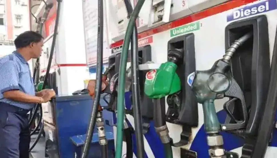 Petrol Price Today: व‍ित्‍त मंत्री के बयान के बाद क‍ितना ग‍िरा पेट्रोल-डीजल? यहां जान‍िए लेटेस्‍ट रेट