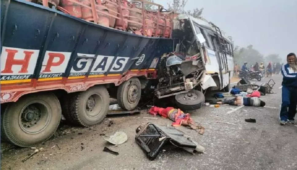 झारखंड में बड़ा हादसा: पाकुड़ में गैस सिलेंडर ट्रक और बस की भिड़ंत, 15 लोगों की मौत, कई घायल