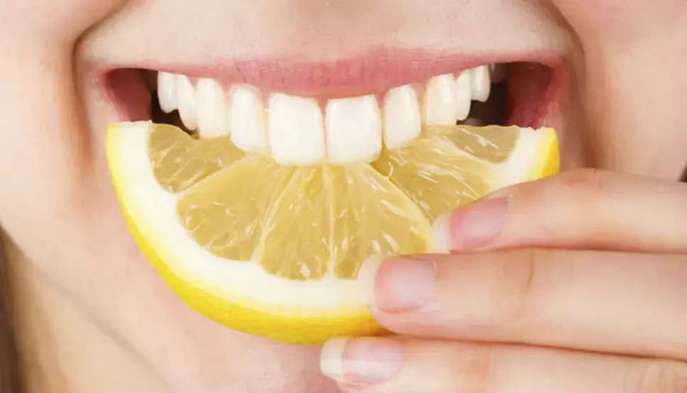 Yellow Teeth: दांतो के पीलेपन से हैं परेशान? इन 5 घरेलू नुस्खों से वापस आएगी चमक