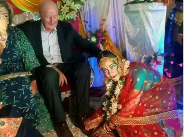 देसी दूल्हा लाया विदेशी दुल्हन, फोन पर हुआ प्यार और अब पैतृक गांव में देसी अंदाज में की शादी