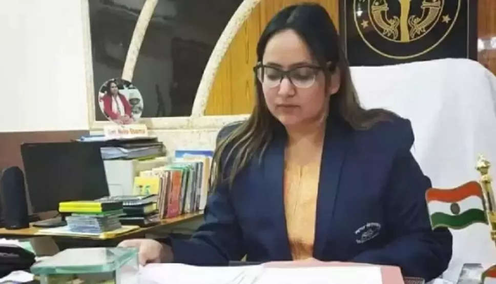 Neha sharma IAS : मिलिए यूपी की उस महिला आईएएस से जो पानी में करती हैं योगा, देखें वायरल वीडियो