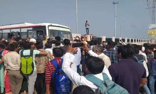 Haryana: जींद के बस स्टेशन पर छात्रों का हंगामा, शहर के अंदर बस आने से रोकी, डेढ़ घंटा बंद रही सारी बसें, जाने पूरा मामला