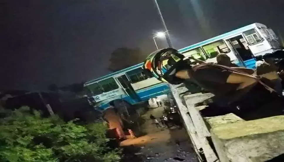 Haryana Roadways Accident: हरियाणा रोडवेज की बस ओवरब्रिज पर लटकी, देखिये खौफनाक मंजर की तस्वीरें
