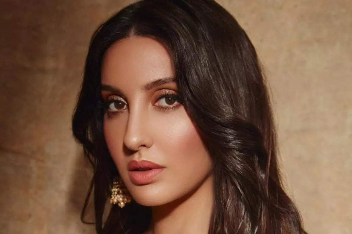 Nora Fatehi डीप नेक गोल्डन ड्रेस पहन लग रहीं खूबसूरत परी, Video देख आप ...