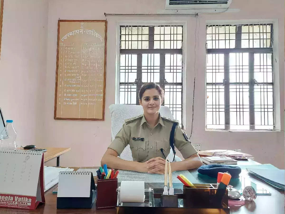  IPS Navjot Simi Success Story: UPSC की परीक्षा को दुनिया की सबसे टफ परीक्षाओं में से एक माना जाता है। इसे पास करने का सपना तो हर कोई देखता है लेकिन इसे पास केवल चुनिंदा लोग ही कर पाते हैं। क्योकि इसे पास करने के लिए दिन रात मेहनत करनी पड़ती है। इसके साथ ही लगभग हर विषय का ज्ञान होना भी जरूरी है। अगर कोई यूपीएससी परीक्षा को पास कर लेता है तो आसपास के इलाके में उसके चर्चे शुरू हो जाते हैं। साथ ही बता दें इनमें सफल होने वाले उम्मीदवारों को उनकी रैंक और वरीयता के आधार पर IAS, IPS, IFS आदि पद अलॉट किए जाते हैं।    वहीं इसी बीच आज हम आपको एक ऐसी ही IPS Officer की सफलता की कहानी बताने जा रहे है जिन्होंने कड़ी मेहनत से सफलता हासिल की है। बता दें वह IPS Officer नवजोत सिमी है।  डॉ. नवजोत सिमी बिहार कैडर की आईपीएस अधिकारी (IPS Officer) हैं। उनको डॉक्टरी ज्यादा पसंद नहीं आई और इसीलिए उन्होंने यूपीएससी परीक्षा (UPSC Exam) की तैयारी शुरू कर दी थी।   साल 2016 में वह अपने पहले अटेंप्ट में असफल रहीं, लेकिन उन्होंने हार नहीं मानी और साल 2017 में दोगुनी तैयारी के साथ सिविल सर्विस परीक्षा में शामिल हुईं।  ips navjot simi  साल 2017 में अपने दूसरे प्रयास में डॉ। नवजोत सिमी ने 735वीं रैंक हासिल की थी। आईपीएस बनने के बाद उन्हें बिहार कैडर मिला था। वर्तमान में वह पटना के डीएसपी के पद पर तैनात हैं।   बता दें कुछ दिन पहले ही इनका एसपी के पद पर प्रमोशन हुआ है। इसकी जनकारी उनके पति आईपीएस तुषार ने इंस्टाग्राम पर पोस्ट कर बधाई दी है।