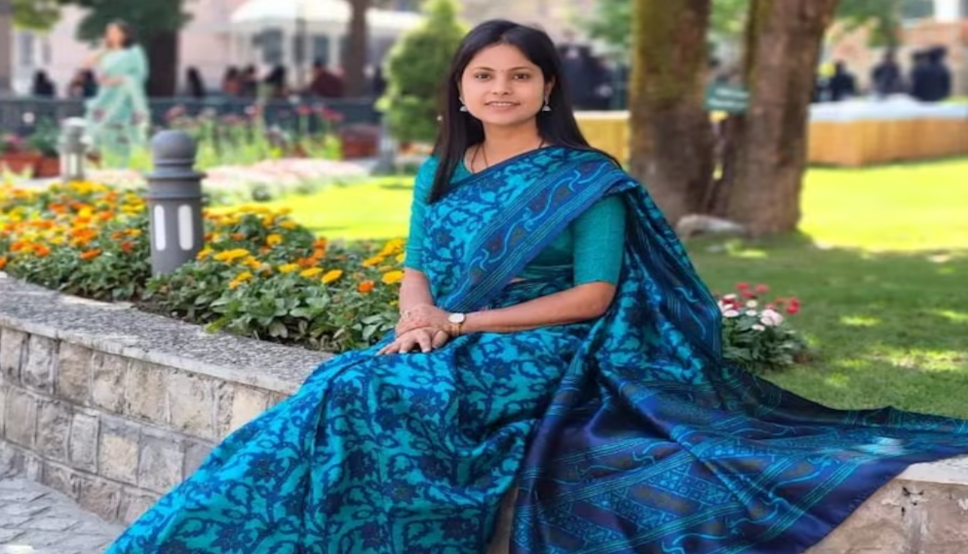 IAS Aashima Goel: हरियाणा की इस बेटी ने IAS बनने के लिए छोड़ दी लाखों रुपये की नौकरी, IIT से MTech किया है पास