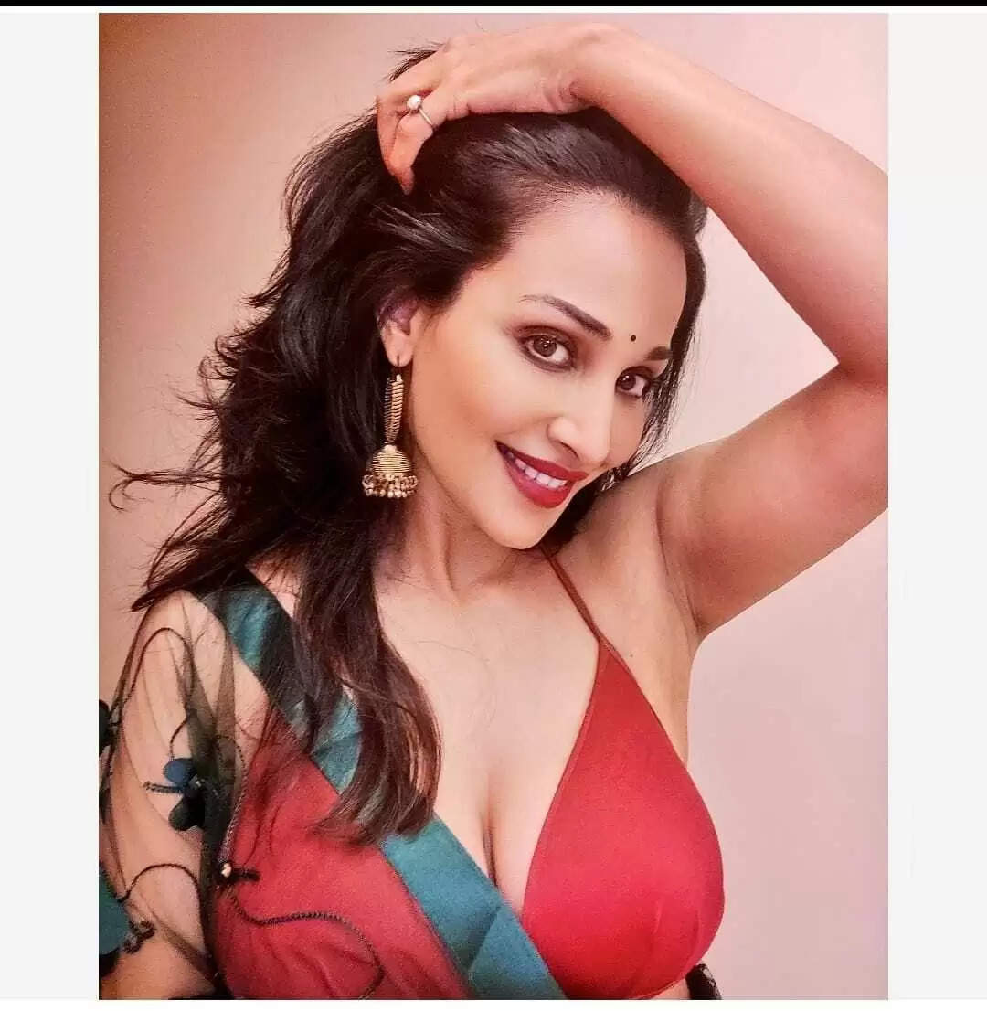  Flora Saini 