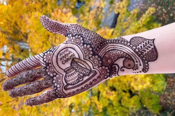 Karva Chauth (2024) Mehndi Design : इस करवा चौथ में अपने पति के नाम की  मेहँदी लगवाएं, सब करेंगे तारीफ - Uprising Bihar