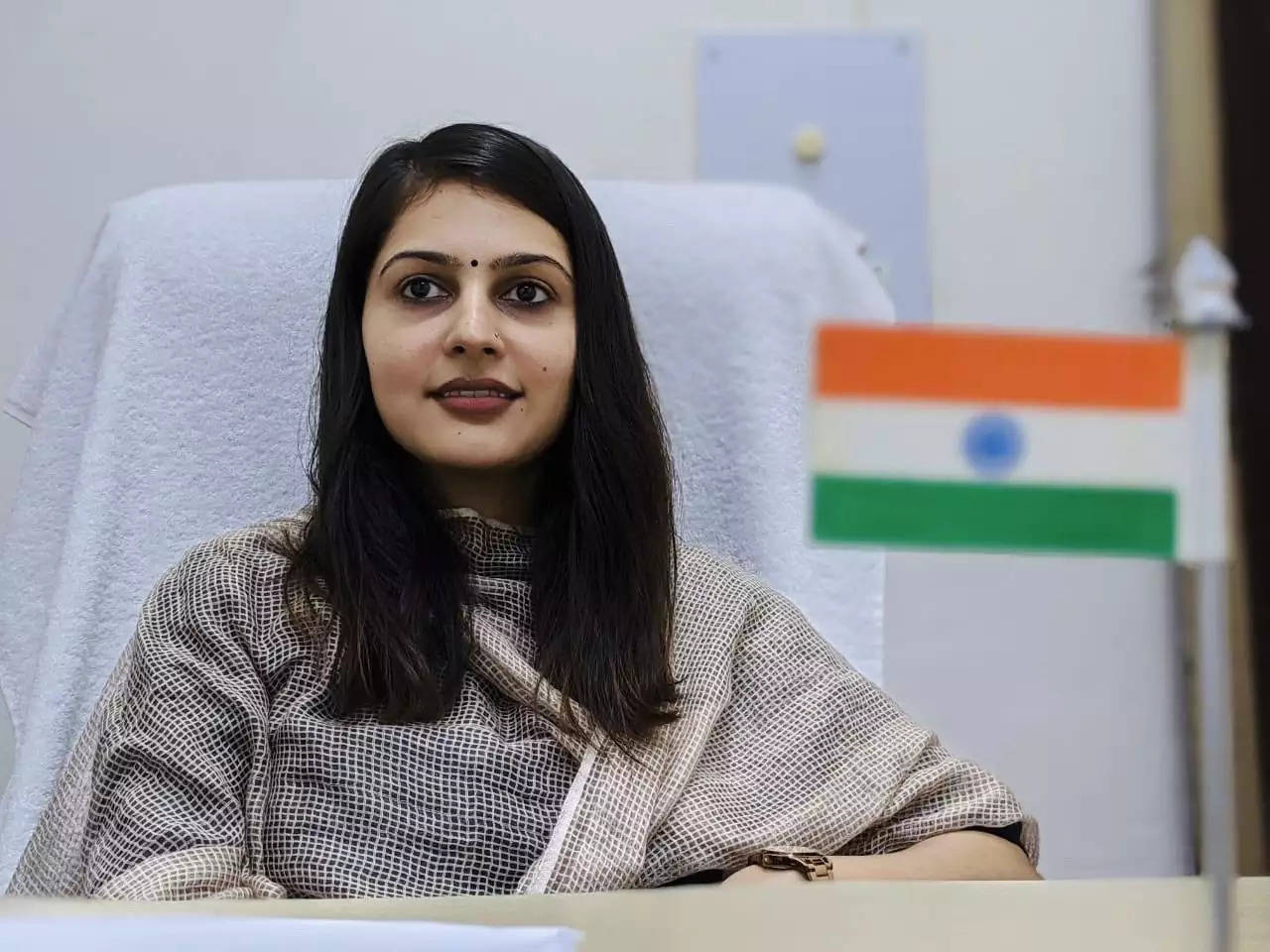 IAS Success Story: UPSC की परीक्षा को दुनिया की सबसे टफ परीक्षाओं में से एक माना जाता है। इसे पास करने का सपना तो हर कोई देखता है लेकिन इसे पास केवल चुनिंदा लोग ही कर पाते हैं। क्योकि इसे पास करने के लिए दिन रात मेहनत करनी पड़ती है। इसके साथ ही लगभग हर विषय का ज्ञान होना भी जरूरी है।  Also Read - Haryana Pension Scheme: हरियाणा में एक लाख 40 हजार वृद्धों की पेंशन ऑटोमेटिक बनी, इस वजह से हुआ लाभ अगर कोई यूपीएससी परीक्षा को पास कर लेता है तो आसपास के इलाके में उसके चर्चे शुरू हो जाते हैं। साथ ही बता दें इनमें सफल होने वाले उम्मीदवारों को उनकी रैंक और वरीयता के आधार पर IAS, IPS, IFS आदि पद अलॉट किए जाते हैं। वहीं इसी बीच कल हम आपको हरियाणा की आईएएस अंकिता चौधरी की सफलता की कहानी बताने जा रहे है जिन्होंने कड़ी मेहनत से सफलता हासिल की है।     बता दें हरियाणा के रोहतक जिले की अंकिता ने 2017 में जब पहली बार सिविल सेवा की परीक्षा दी तो उन्हें सफलता नहीं मिली लेकिन अपने दूसरे प्रयास में उन्होंने ऑल इंडिया रैंक 14 हासिल की। फ़िलहाल अंकिता चौधरी सोनीपत की एडीसी के तौर पर कार्यरत हैं।   Also Read - युवक पहुंचा शादीशुदा प्रेमिका के साथ होटल, 7 घंटे बाद इस हालत में दोनों मिले : OYO Hotel  grg  यहां से की ग्रेजुएशन पूरी   रोहतक जिले के महम शहर की रहने वाली अंकिता चौधरी ने इंटरमीडिएट के बाद दिल्ली के हिंदू कॉलेज से ग्रेजुएशन किया। इसके बाद उन्होंने यूपीएससी का मन बनाया। हालांकि इसके पहले अंकिता ने पोस्ट ग्रेजुएशन में दाखिला ले लिया था।   अंकिता चौधरी यूपीएससी सिविल सेवा परीक्षा में तब तक नहीं बैठीं जब तक कि उन्होंने स्नातकोत्तर की पढ़ाई पूरी नहीं कर ली। उन्होंने मास्टर डिग्री प्राप्त करने के बाद यूपीएससी परीक्षाओं की व्यापक तैयारी शुरू कर दी।  पढ़ाई के दौरान माँ से छूटा साथ   पढ़ाई के दौरान ही अंकिता की मां का एक सड़क हादसे में निधन हो गया था। इस घटना ने अंकिता को गहरा धक्का दिया लेकिन उन्होंने खुद को कमजोर नहीं होने दिया। उन्होंने आईएएस अधिकारी बनकर अपनी दिवंगत मां को श्रद्धांजलि दी। इसमें उनके पिता ने उनका भरपूर साथ दिया।   njfgjgf  2017 में दिया पहला एग्जाम   ग्रेजुएशन और पोस्ट ग्रेजुएशन में केमेस्ट्री पढ़ने वाली अंकिता जब यूपीएससी की तैयारी में जुटीं तो उन्होंने पब्लिक एडमिनिस्ट्रेशन को ऑप्शनल सब्जेक्ट चुना। साल 2017 में उन्होंने पहली बार एग्जाम दिया लेकिन जब रिजल्ट आया तो उसमें उनका नाम नहीं था।   इससे अंकिता की तैयारी में कोई कमी नहीं आई बल्कि वे और ज्यादा मेहनत करने लगीं। फिर साल 2018 में उन्होंने सेकेंड अटेम्प्ट की परीक्षा दी, इस बार उन्होंने न केवल देश की सबसे कठिन परीक्षा पास की बल्कि टॉपर बनकर सामने आईं।