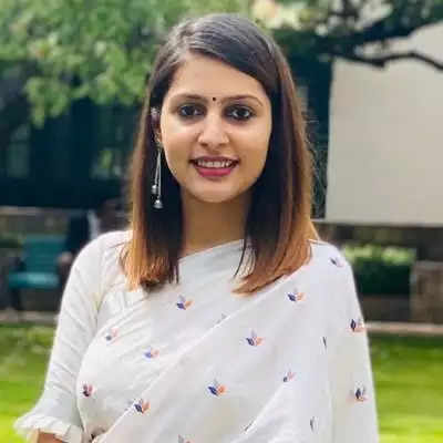 IAS Success Story: UPSC की परीक्षा को दुनिया की सबसे टफ परीक्षाओं में से एक माना जाता है। इसे पास करने का सपना तो हर कोई देखता है लेकिन इसे पास केवल चुनिंदा लोग ही कर पाते हैं। क्योकि इसे पास करने के लिए दिन रात मेहनत करनी पड़ती है। इसके साथ ही लगभग हर विषय का ज्ञान होना भी जरूरी है।  Also Read - Haryana Pension Scheme: हरियाणा में एक लाख 40 हजार वृद्धों की पेंशन ऑटोमेटिक बनी, इस वजह से हुआ लाभ अगर कोई यूपीएससी परीक्षा को पास कर लेता है तो आसपास के इलाके में उसके चर्चे शुरू हो जाते हैं। साथ ही बता दें इनमें सफल होने वाले उम्मीदवारों को उनकी रैंक और वरीयता के आधार पर IAS, IPS, IFS आदि पद अलॉट किए जाते हैं। वहीं इसी बीच कल हम आपको हरियाणा की आईएएस अंकिता चौधरी की सफलता की कहानी बताने जा रहे है जिन्होंने कड़ी मेहनत से सफलता हासिल की है।     बता दें हरियाणा के रोहतक जिले की अंकिता ने 2017 में जब पहली बार सिविल सेवा की परीक्षा दी तो उन्हें सफलता नहीं मिली लेकिन अपने दूसरे प्रयास में उन्होंने ऑल इंडिया रैंक 14 हासिल की। फ़िलहाल अंकिता चौधरी सोनीपत की एडीसी के तौर पर कार्यरत हैं।   Also Read - युवक पहुंचा शादीशुदा प्रेमिका के साथ होटल, 7 घंटे बाद इस हालत में दोनों मिले : OYO Hotel  grg  यहां से की ग्रेजुएशन पूरी   रोहतक जिले के महम शहर की रहने वाली अंकिता चौधरी ने इंटरमीडिएट के बाद दिल्ली के हिंदू कॉलेज से ग्रेजुएशन किया। इसके बाद उन्होंने यूपीएससी का मन बनाया। हालांकि इसके पहले अंकिता ने पोस्ट ग्रेजुएशन में दाखिला ले लिया था।   अंकिता चौधरी यूपीएससी सिविल सेवा परीक्षा में तब तक नहीं बैठीं जब तक कि उन्होंने स्नातकोत्तर की पढ़ाई पूरी नहीं कर ली। उन्होंने मास्टर डिग्री प्राप्त करने के बाद यूपीएससी परीक्षाओं की व्यापक तैयारी शुरू कर दी।  पढ़ाई के दौरान माँ से छूटा साथ   पढ़ाई के दौरान ही अंकिता की मां का एक सड़क हादसे में निधन हो गया था। इस घटना ने अंकिता को गहरा धक्का दिया लेकिन उन्होंने खुद को कमजोर नहीं होने दिया। उन्होंने आईएएस अधिकारी बनकर अपनी दिवंगत मां को श्रद्धांजलि दी। इसमें उनके पिता ने उनका भरपूर साथ दिया।   njfgjgf  2017 में दिया पहला एग्जाम   ग्रेजुएशन और पोस्ट ग्रेजुएशन में केमेस्ट्री पढ़ने वाली अंकिता जब यूपीएससी की तैयारी में जुटीं तो उन्होंने पब्लिक एडमिनिस्ट्रेशन को ऑप्शनल सब्जेक्ट चुना। साल 2017 में उन्होंने पहली बार एग्जाम दिया लेकिन जब रिजल्ट आया तो उसमें उनका नाम नहीं था।   इससे अंकिता की तैयारी में कोई कमी नहीं आई बल्कि वे और ज्यादा मेहनत करने लगीं। फिर साल 2018 में उन्होंने सेकेंड अटेम्प्ट की परीक्षा दी, इस बार उन्होंने न केवल देश की सबसे कठिन परीक्षा पास की बल्कि टॉपर बनकर सामने आईं।