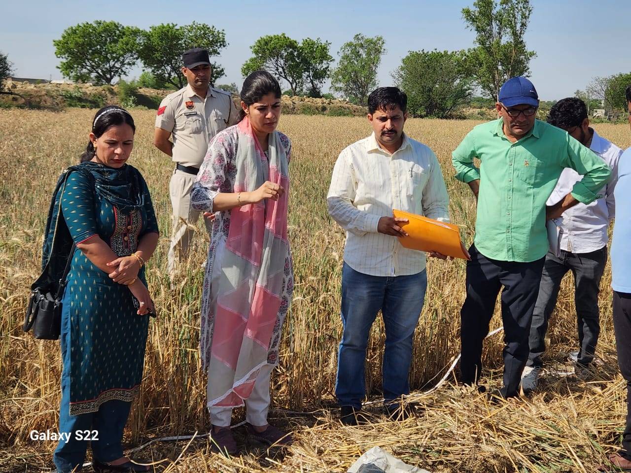 IAS Vaishali Singh: हरियाणा की ये महिला IAS अधिकारी अचानक पहुंची खेतों में, किसानों से की बातचीत