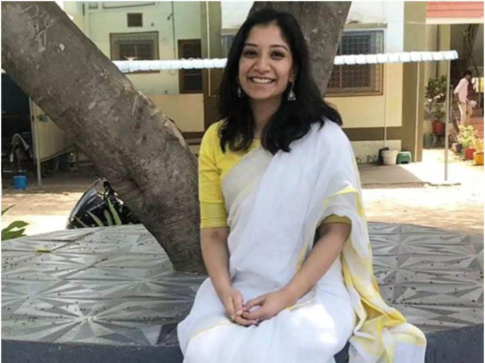 IAS Anupama Anjali Success Story : आईएएस अधिकारी की नौकरियां आसान नहीं होती हैं और न ही यूपीएससी परीक्षा की तैयारी आसान होती है जिसे उच्च रैंकिंग वाले सिविल सेवक के रूप में नौकरी पाने के लिए बहुत मेहनत करनी पड़ती है। हजारों उम्मीदवारों में से केवल कुछ ही आईपीएस, आईएएस, आईएफएस या अन्य अधिकारी के रूप में सेवा करने में सफल होते हैं।   Also Read - हरियाणा के सिरसा, हिसार समेत 4 जिलों में सुबह से बूंदाबांदी, देखें आज कहां- कहां होगी बारिश ? अनुपमा अंजलि को सरकारी नौकरी करनी थी हासिल     ऐसी ही एक आईएएस अधिकारी हैं जिन्हें 50000 से ज्यादा फॉलोअर्स फॉलो करते हैं जिनका नाम है Anupama Anjali मैकेनिकल इंजीनियर के रूप में स्नातक होने के बाद, अनुपमा अंजलि ने सरकारी नौकरी हासिल करने के उद्देश्य से यूपीएससी परीक्षा की तैयारी शुरू कर दी।   Also Read - हरियाणा के सिरसा, हिसार समेत 4 जिलों में सुबह से बूंदाबांदी, देखें आज कहां- कहां होगी बारिश ?  अपने पहले यूपीएससी प्रयास में उन्हें एक बड़ा झटका लगा क्योंकि वह असफल रहीं, हालांकि उन्होंने अपने लक्ष्य के लिए कड़ी मेहनत जारी रखी। अनुपमा अंजलि को प्रेरणा अपने पिता से मिली, जो एक आईपीएस अधिकारी हैं। उनके दादा भी एक सिविल सेवक थे।  दूसरे प्रयास में सफलता को किया हासिल   Also Read - हरियाणा के सिरसा, हिसार समेत 4 जिलों में सुबह से बूंदाबांदी, देखें आज कहां- कहां होगी बारिश ?   अपने पहले प्रयास में असफल होने के बाद, अनुपमा अंजलि ने वास्तव में कड़ी मेहनत की और फिर से यूपीएससी परीक्षा दी। अपने दृढ़ संकल्प के कारण, वह 2017 यूपीएससी परीक्षा 386 एआईआर के साथ उत्तीर्ण करने में सफल रहीं और आईएएस अधिकारी बन गईं।   कलेक्टर के रूप में हुई नियुक्त      LBSNAA में अपना प्रशिक्षण पूरा करने के बाद, उन्हें आंध्र प्रदेश के गुंटूर जिले में संयुक्त कलेक्टर के रूप में नियुक्त किया गया। शादी के बाद वह एक अलग कैडर में चली गईं। अनुपमा अंजलि यूपीएससी उम्मीदवारों के लिए बहुत मददगार रही हैं और समय-समय पर वह ऐसे टिप्स साझा करती हैं जो तैयारी में मदद कर सकते हैं।   2020 के आईएएस अधिकारी से की शादी     अनुपमा का मानना है कि तैयारी करते-करते छात्र बोर हो जाते हैं और यह बहुत आम बात है। इसलिए खुद को तरोताजा करने के लिए बीच-बीच में छोटे-छोटे ब्रेक लेते रहना चाहिए। इस साल की शुरुआत में, अनुपमा अंजलि एक बार फिर खबरों में आईं क्योंकि उन्होंने 2020 के आईएएस अधिकारी हर्षित कुमार से शादी की। इस जोड़े की तस्वीरों को सोशल मीडिया प्लेटफॉर्म पर खूब प्यार मिला।