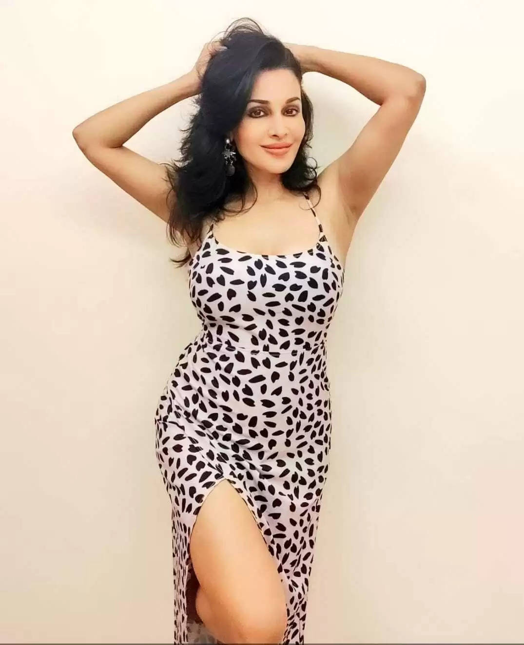  Flora Saini 