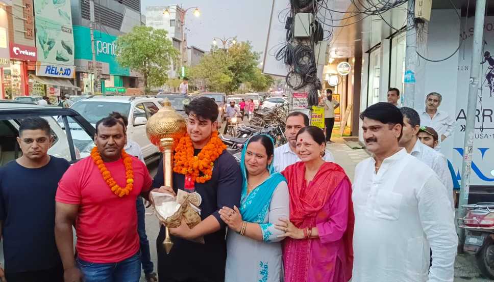 Haryana News: हरियाणा के हयान राठी ने कजाकिस्तान में हुई एशियन पावर लिफ्टिंग चैंपियनशिप में हासिल किए 3 पदक, रोहतक लौटने पर हुआ जोरदार स्वागत 