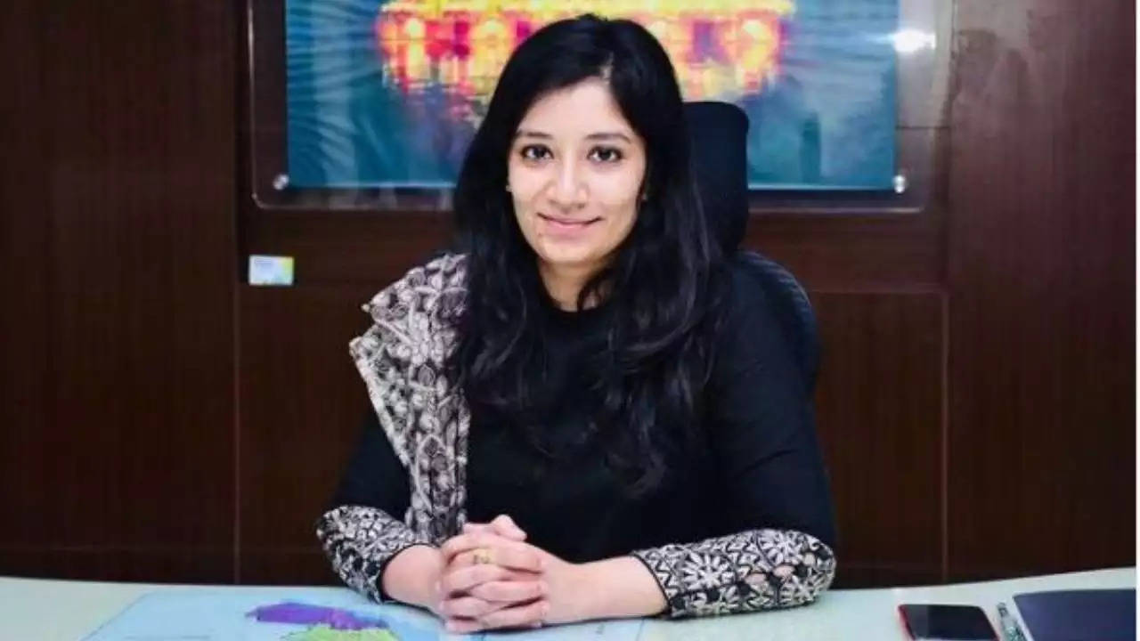 IAS Anupama Anjali Success Story : आईएएस अधिकारी की नौकरियां आसान नहीं होती हैं और न ही यूपीएससी परीक्षा की तैयारी आसान होती है जिसे उच्च रैंकिंग वाले सिविल सेवक के रूप में नौकरी पाने के लिए बहुत मेहनत करनी पड़ती है। हजारों उम्मीदवारों में से केवल कुछ ही आईपीएस, आईएएस, आईएफएस या अन्य अधिकारी के रूप में सेवा करने में सफल होते हैं।   Also Read - हरियाणा के सिरसा, हिसार समेत 4 जिलों में सुबह से बूंदाबांदी, देखें आज कहां- कहां होगी बारिश ? अनुपमा अंजलि को सरकारी नौकरी करनी थी हासिल     ऐसी ही एक आईएएस अधिकारी हैं जिन्हें 50000 से ज्यादा फॉलोअर्स फॉलो करते हैं जिनका नाम है Anupama Anjali मैकेनिकल इंजीनियर के रूप में स्नातक होने के बाद, अनुपमा अंजलि ने सरकारी नौकरी हासिल करने के उद्देश्य से यूपीएससी परीक्षा की तैयारी शुरू कर दी।   Also Read - हरियाणा के सिरसा, हिसार समेत 4 जिलों में सुबह से बूंदाबांदी, देखें आज कहां- कहां होगी बारिश ?  अपने पहले यूपीएससी प्रयास में उन्हें एक बड़ा झटका लगा क्योंकि वह असफल रहीं, हालांकि उन्होंने अपने लक्ष्य के लिए कड़ी मेहनत जारी रखी। अनुपमा अंजलि को प्रेरणा अपने पिता से मिली, जो एक आईपीएस अधिकारी हैं। उनके दादा भी एक सिविल सेवक थे।  दूसरे प्रयास में सफलता को किया हासिल   Also Read - हरियाणा के सिरसा, हिसार समेत 4 जिलों में सुबह से बूंदाबांदी, देखें आज कहां- कहां होगी बारिश ?   अपने पहले प्रयास में असफल होने के बाद, अनुपमा अंजलि ने वास्तव में कड़ी मेहनत की और फिर से यूपीएससी परीक्षा दी। अपने दृढ़ संकल्प के कारण, वह 2017 यूपीएससी परीक्षा 386 एआईआर के साथ उत्तीर्ण करने में सफल रहीं और आईएएस अधिकारी बन गईं।   कलेक्टर के रूप में हुई नियुक्त      LBSNAA में अपना प्रशिक्षण पूरा करने के बाद, उन्हें आंध्र प्रदेश के गुंटूर जिले में संयुक्त कलेक्टर के रूप में नियुक्त किया गया। शादी के बाद वह एक अलग कैडर में चली गईं। अनुपमा अंजलि यूपीएससी उम्मीदवारों के लिए बहुत मददगार रही हैं और समय-समय पर वह ऐसे टिप्स साझा करती हैं जो तैयारी में मदद कर सकते हैं।   2020 के आईएएस अधिकारी से की शादी     अनुपमा का मानना है कि तैयारी करते-करते छात्र बोर हो जाते हैं और यह बहुत आम बात है। इसलिए खुद को तरोताजा करने के लिए बीच-बीच में छोटे-छोटे ब्रेक लेते रहना चाहिए। इस साल की शुरुआत में, अनुपमा अंजलि एक बार फिर खबरों में आईं क्योंकि उन्होंने 2020 के आईएएस अधिकारी हर्षित कुमार से शादी की। इस जोड़े की तस्वीरों को सोशल मीडिया प्लेटफॉर्म पर खूब प्यार मिला।