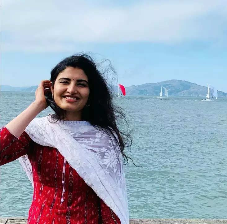 IAS Officer Aishwarya Sheoran Success Story: हम सभी जानते हैं कि यूपीएससी की सिविल सर्विसेस परीक्षा (UPSC Civil Service Exam) को पास करने में अधिकतर कैंडिडेट्स को कई साल लग जाते हैं. हालांकि, बहुत से कैंडिडेट्स ऐसे भी होते हैं, जो अपने पहले अटेंप्ट में ही इस परीक्षा को पास कर सफलता हासिल कर लेते हैं.   rtret  आज हम ऐसी ही एक कैंडिडेट की बात करने जा रहे हैं, जिन्होंने मॉडलिंग छोड़कर यूपीएससी का एग्जाम (UPSC Exam) दिया और अपने पहले ही अटेंप्ट में बिना कोचिंग के परीक्षा क्लियर कर आईएएस ऑफिसर (IAS Officer) बन गई. दरअसल, हम बात कर रहे हैं आईएएस ऑफिसर ऐश्वर्या श्योराण (IAS Officer Aishwarya Sheoran) की, जो साल 2015 में मिस दिल्ली (Miss Delhi) का खिताब भी अपने नाम कर चुकी हैं, जबकि अगले ही साल 2016 में वो फेमिना मिस इंडिया (Femina Miss India) की फाइनलिस्ट भी रह चुकी है.  eryery  10 महीने की तैयारी में बनी आईएएस (IAS)  राजस्थान के चूरू की रहने वाली ऐश्वर्या श्योराण (Aishwarya Sheoran) ने यह मुकाम बिना किसी कोचिंग की मदद के हासिल किया है. ऐश्वर्या ने यूपीएससी के सिविल सर्विसेस परीक्षा (UPSC CSE Exam) की तैयारी 10 महीने के भीतर ही की थी. इसके लिए उन्होंने घर पर रह कर ही तैयारी की थी, जिसके परिणामस्वरूप वे अपने पहले प्रयास में ही ऑल इंडिया में 93वीं रैंक हासिल कर आईएएस ऑफिसर (IAS Officer) बन गई.     मॉडलिंग छोड़ शुरू की UPSC की तैयारी, रह चुकी हैं फेमिना मिस इंडिया फाइनलिस्ट बता दें कि ऐश्वर्या यूपीएससी की तैयारी से पहले मॉडलिंग (Modelling) किया करती थीं. उनका मॉडलिंग करियर भी काफी अच्छा चल रहा था और वह साल 2014 में दिल्ली की क्लीन एंड क्लियर फ्रेश फेस चुनी गई थीं. इसके बाद ऐश्वर्या ने साल 2015 में मिस दिल्ली का खिताब अपने नाम किया. इतना ही नहीं ऐश्वर्या साल 2016 में फेमिना मिस इंडिया (Femina Miss India) फाइनलिस्ट रह चुकी हैं.   fgret  उन्होंने इसी प्रकार मॉडलिंग में कई बेहतरीन मुकाम हासिल किए थे, लेकिन इसके बावजूद उन्होंने मॉडलिंग छोड़ कर यूपीएससी की तैयारी करने का फैसला किया. ऐश्वर्या ने एक इंटरव्यू के दौरान बताया था कि, मॉडलिंग में उनकी रुचि थी, लेकिन उनका मेन लक्ष्य यूपीएससी पास करना ही था. इसलिए उन्होंने साल 2018 में सिविल सर्विसेस एग्जाम (Civil Service Exam) के लिए तैयारी शुरू की और 10 महीने की तैयारी में ही परीक्षा पास कर सफलता हासिल कर ली.  12वीं में किया पूरे स्कूल में टॉप ऐश्वर्या का परिवार शुरू से दिल्ली में रहता था. वह पढ़ाई-लिखाई में काफी अच्छी थीं. उन्होंने अपनी शुरुआती पढ़ाई दिल्ली के चाणक्यपुरी के संस्कृति स्कूल से की थी. उन्होंने 12वीं की बोर्ड परीक्षा में 97.5 प्रतिशत अंक हासिल कर टॉप किया था. 12वीं के बाद उन्होंने दिल्ली के श्रीराम कॉलेज ऑफ कॉमर्स (Sri Ram College of Commerce) से ग्रेजुएशन किया था.  gwete  IIM में भी हुआ सिलेक्शन दिल्ली यूनिवर्सिटी से ग्रेजुएशन करने के बाद ऐश्वर्या ने साल 2018 में कैट (CAT 2018) का एग्जाम भी दिया था और उनका आईआईएम इंदौर (IIM Indore) में सिलेक्शन भी हो गया था, लेकिन उन्होंने एडमिशन नहीं लिया, क्योंकि उनका पूरा फोकस सिविल सर्विस एग्जाम (Civil Service Exam) पर था.  ewtewt  ऐश्वर्या के पिता हैं भारतीय सेना में कर्नल ऐश्वर्या के पिता अजय श्योराण (Ajay Sheoran) भारतीय सेना में कर्नल (Colonel in Indian Army) के पद पर तैनात हैं. वहीं, ऐश्वर्या की मां सुमन (Suman Sheoran) होममेकर हैं.   बॉलीवुड एक्ट्रेस के नाम पर पड़ा ऐश्वर्या नाम ऐश्वर्या की मां उन्हें मिस इंडिया (Miss India) बनाना चाहती थी, लेकिन उनका लक्ष्य आईएएस ऑफिसर (IAS Officer) बनने का था. एक इंटरव्यू के दौरान ऐश्वर्या ने कहा था, 'मेरी मां ने मेरा नाम बॉलीवुड एक्ट्रेस ऐश्वर्या राय (Aishwarya Rai) के नाम पर रखा था, क्योंकि वह चाहती थीं कि मैं भी बड़ी होकर मिस इंडिया बनूं. संयोग देखिए मुझे मिस इंडिया के लिए टॉप 21 फाइनलिस्ट में भी चुना भी गया था, लेकिन मेरा लक्ष्य हमेशा से एक आईएएस बनने का था.'