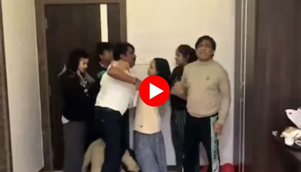  Viral video: होटल में प्रेमिका संग रंगरलियां मना रहा था पति, पत्नी ने रंगे हाथ पकड़ा, खूब चलाए लात-घूंसे!