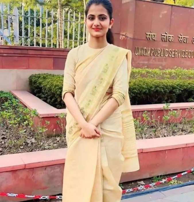  IAS Divya Tanwar Success Story: सोशल मीडिया पॉपुलर है ये अफसर, महज 23 साल की उम्र में बन गई IAS, जानिए इनकी सफलता की कहानी 